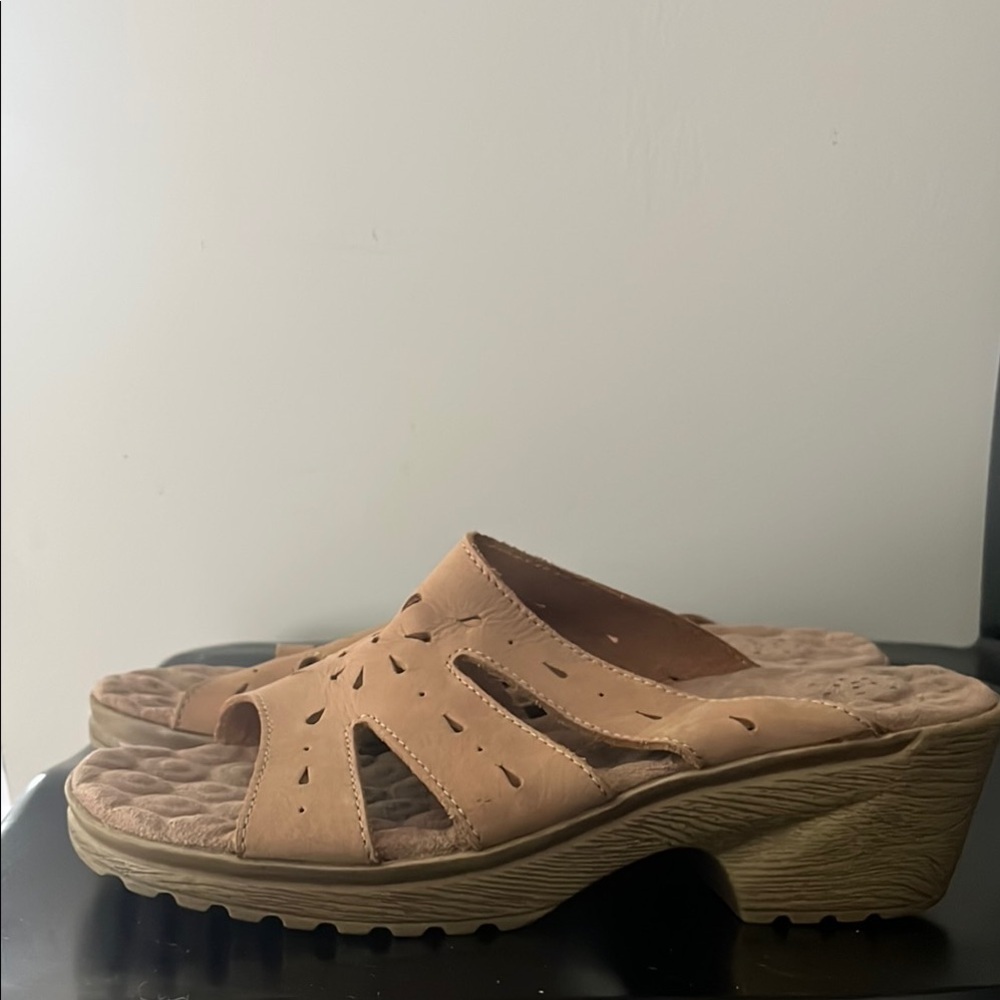 Tan Slip-On Comfort Sandals w/ ultra massage Cobbie Cuddlers size 8